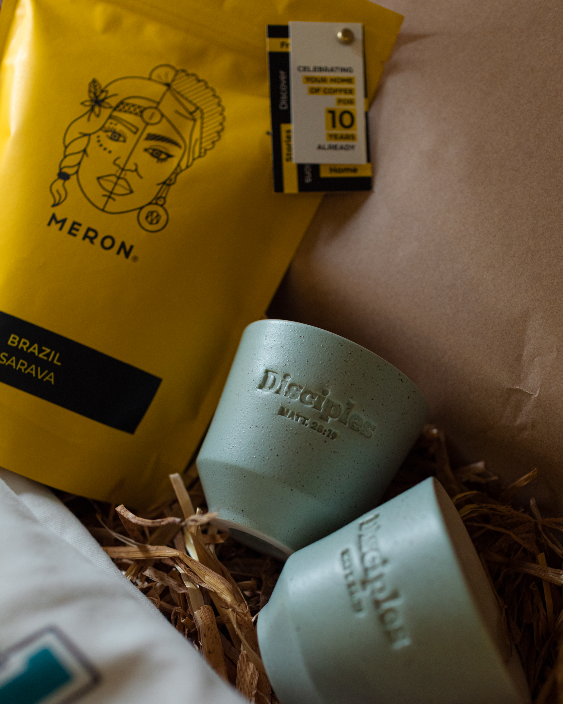 disciples coffee gift set - 2 cups + brazil sarava (250g) + logo boxy t-shirt