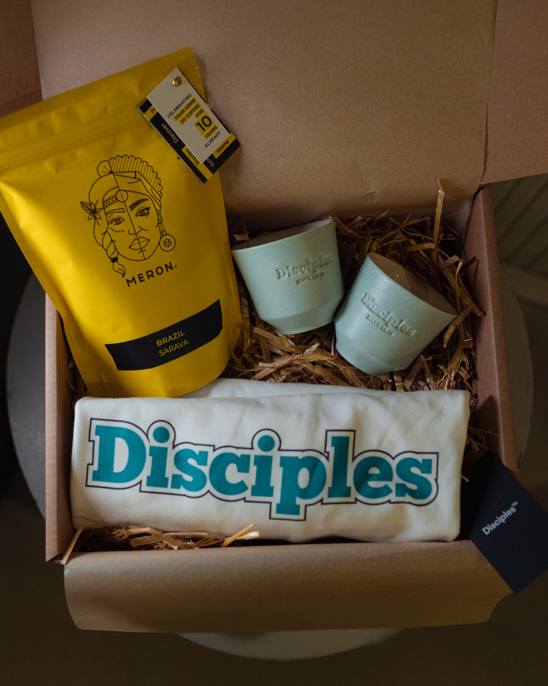 disciples coffee gift set - 2 cups + brazil sarava (250g) + logo boxy t-shirt